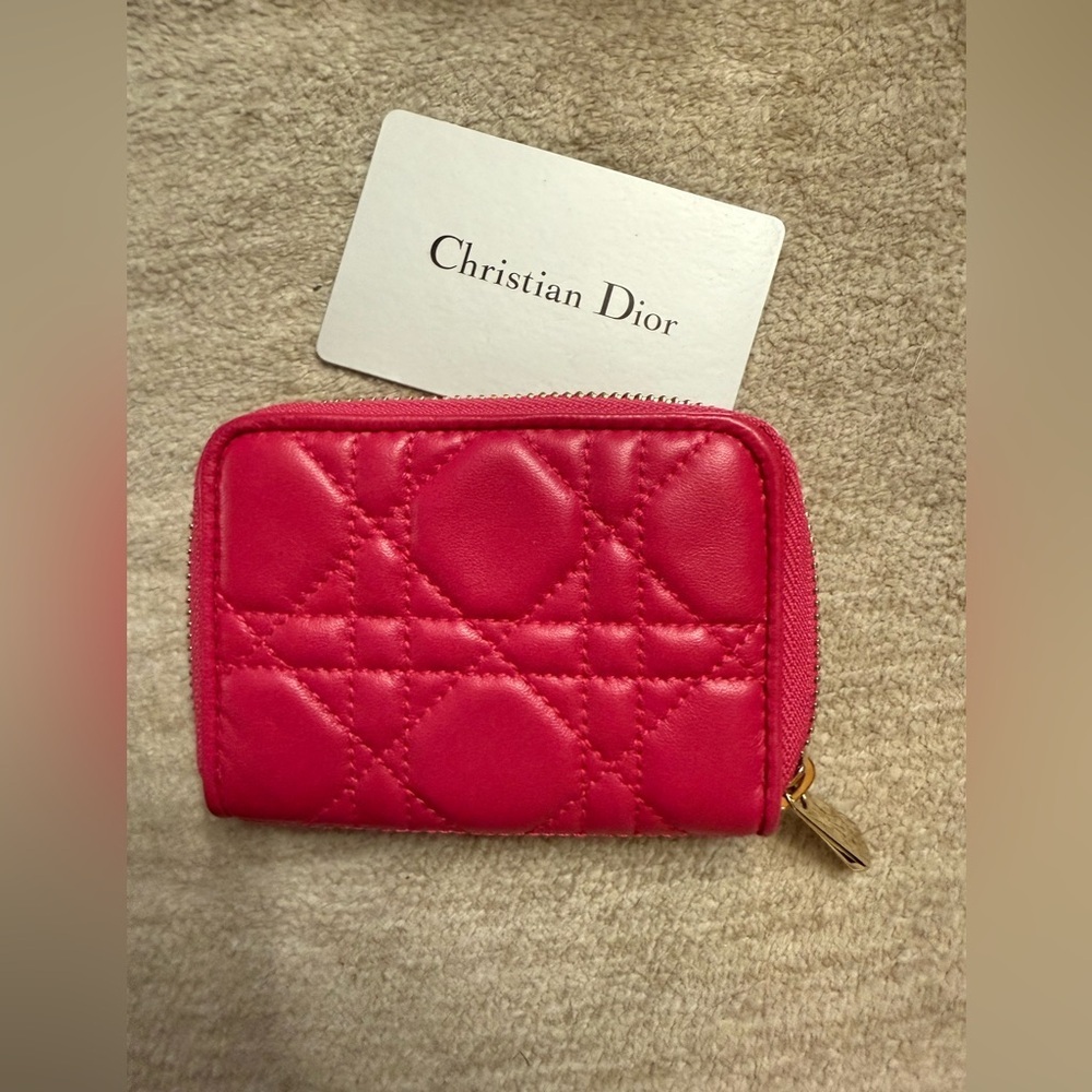 CHRISTIAN DIOR.nwot
Lambskin Cannage Mini Lady Dior Zip Portemonnaie Fuchsia